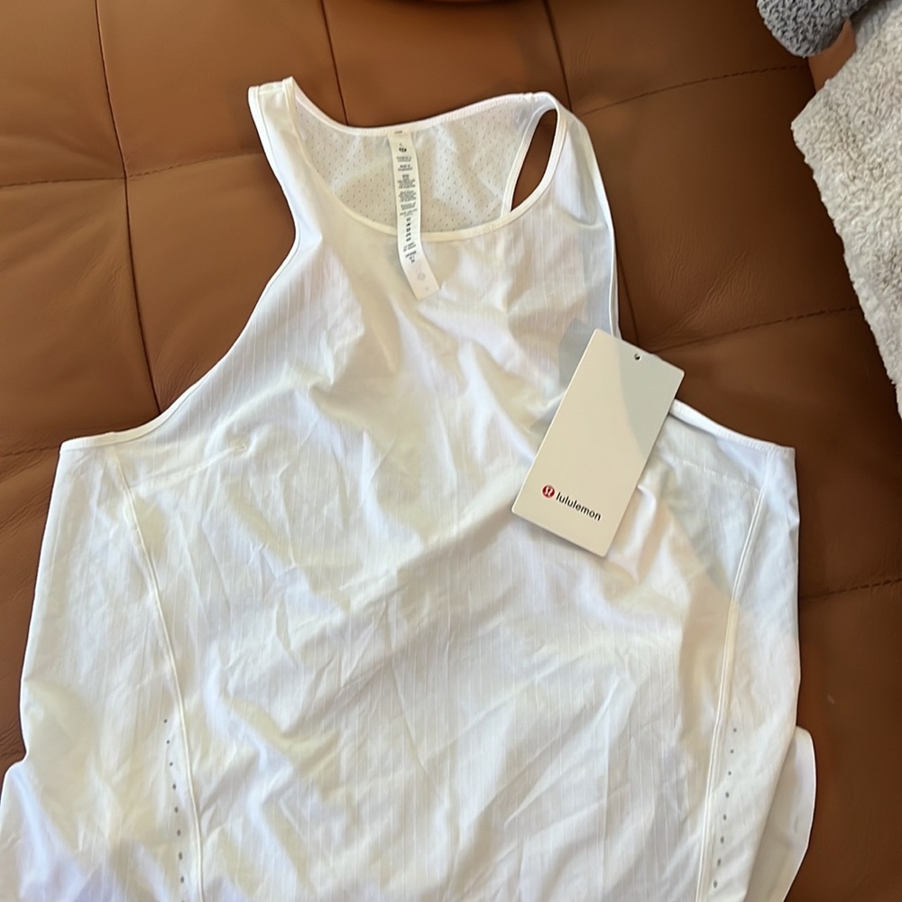 Lululemon lightweight stretch Run tank in size 8. New with tags